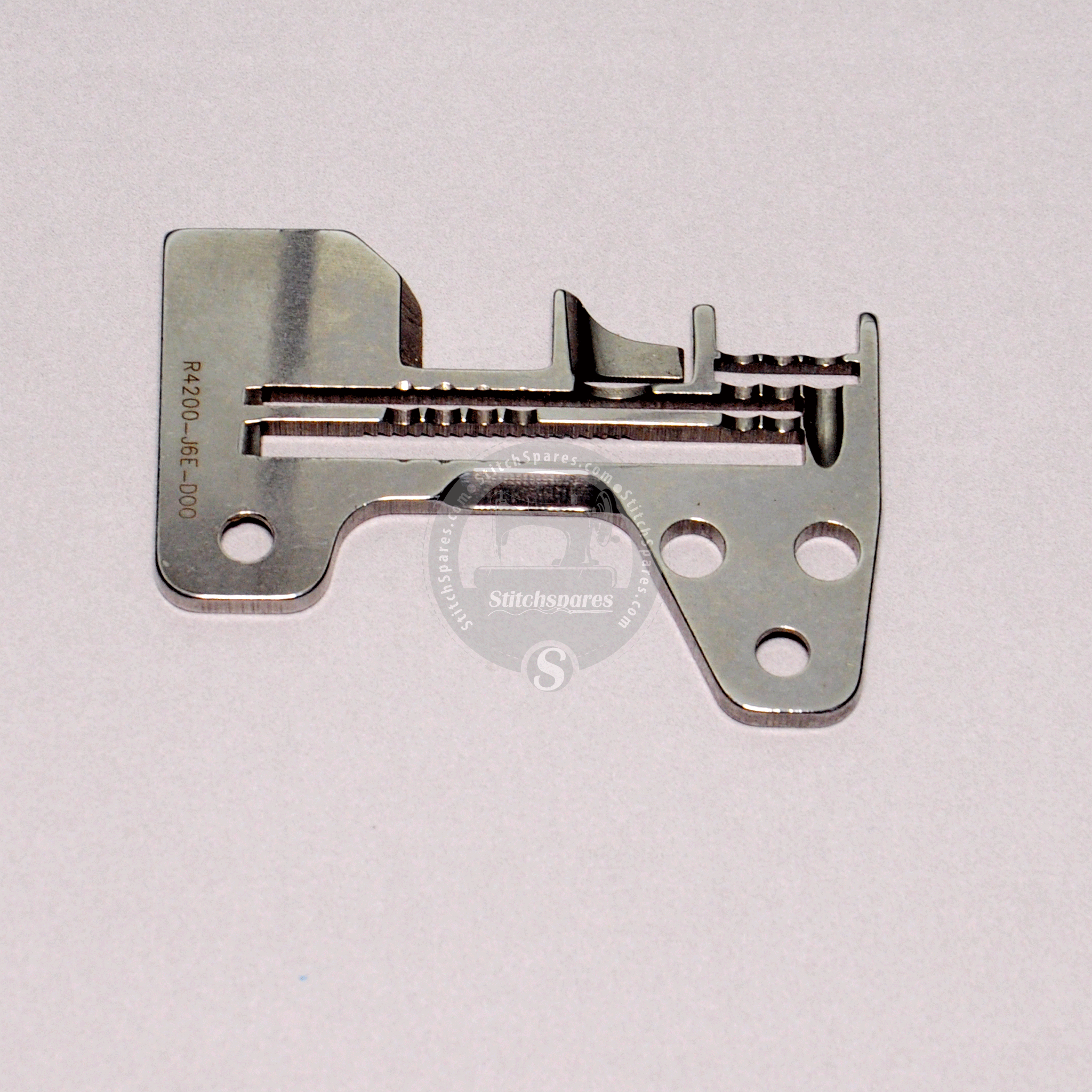 R4200-J6E-D00 Needle Plate JUKI MO-6900 , MO-3600 , MO-6700 Overlock Machine Spare Part