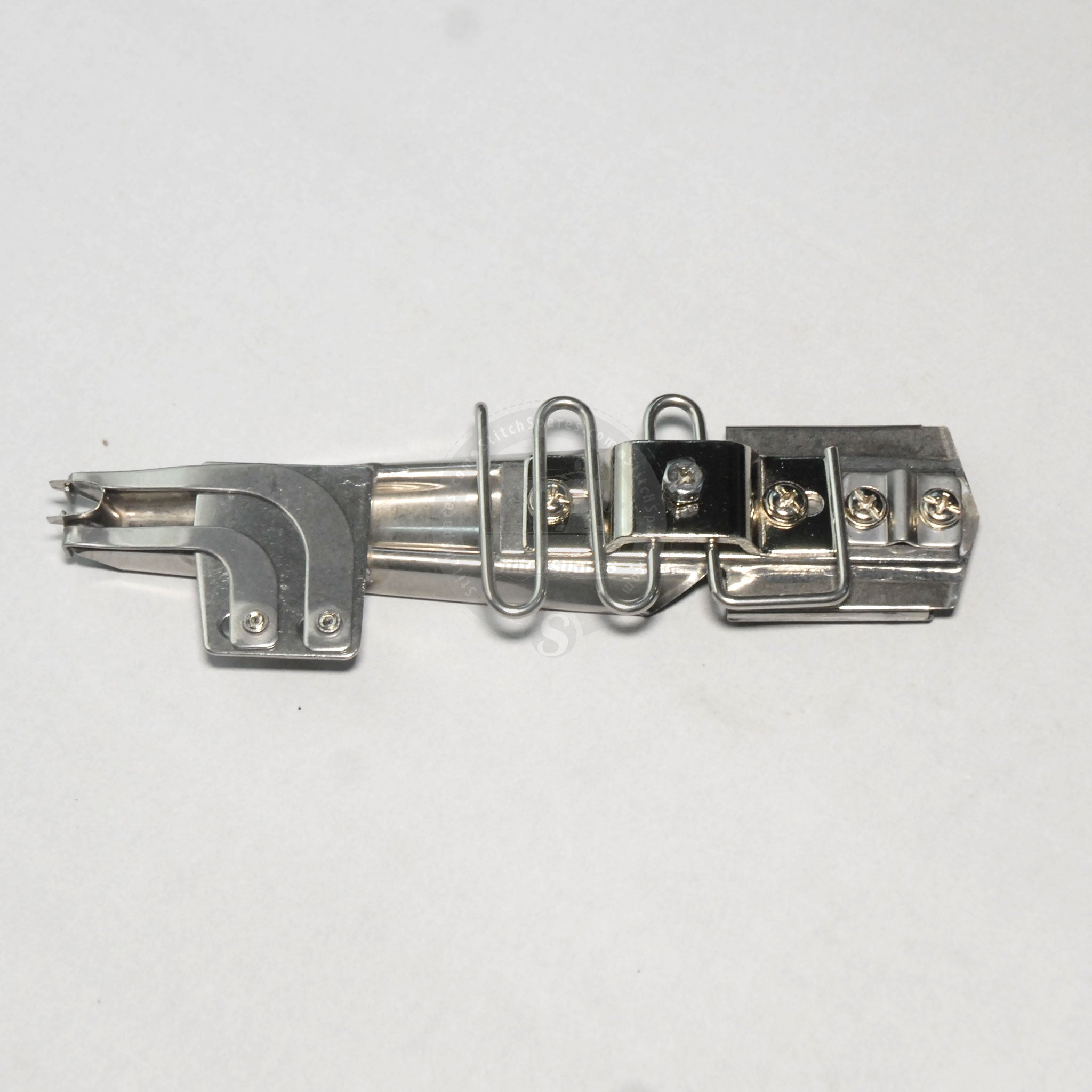F401 38 (10 mm) rechtwinkliger Binder mit doppelter Drehung (Flachbett-Interlock-Maschine)