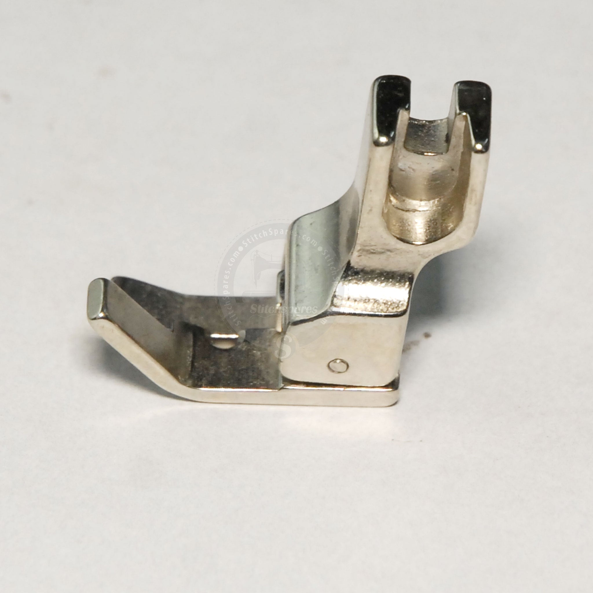 P705 132X 516 Pie de presión compensado izquierdo (para carpeta) Máquina de puntada de bloqueo de aguja única