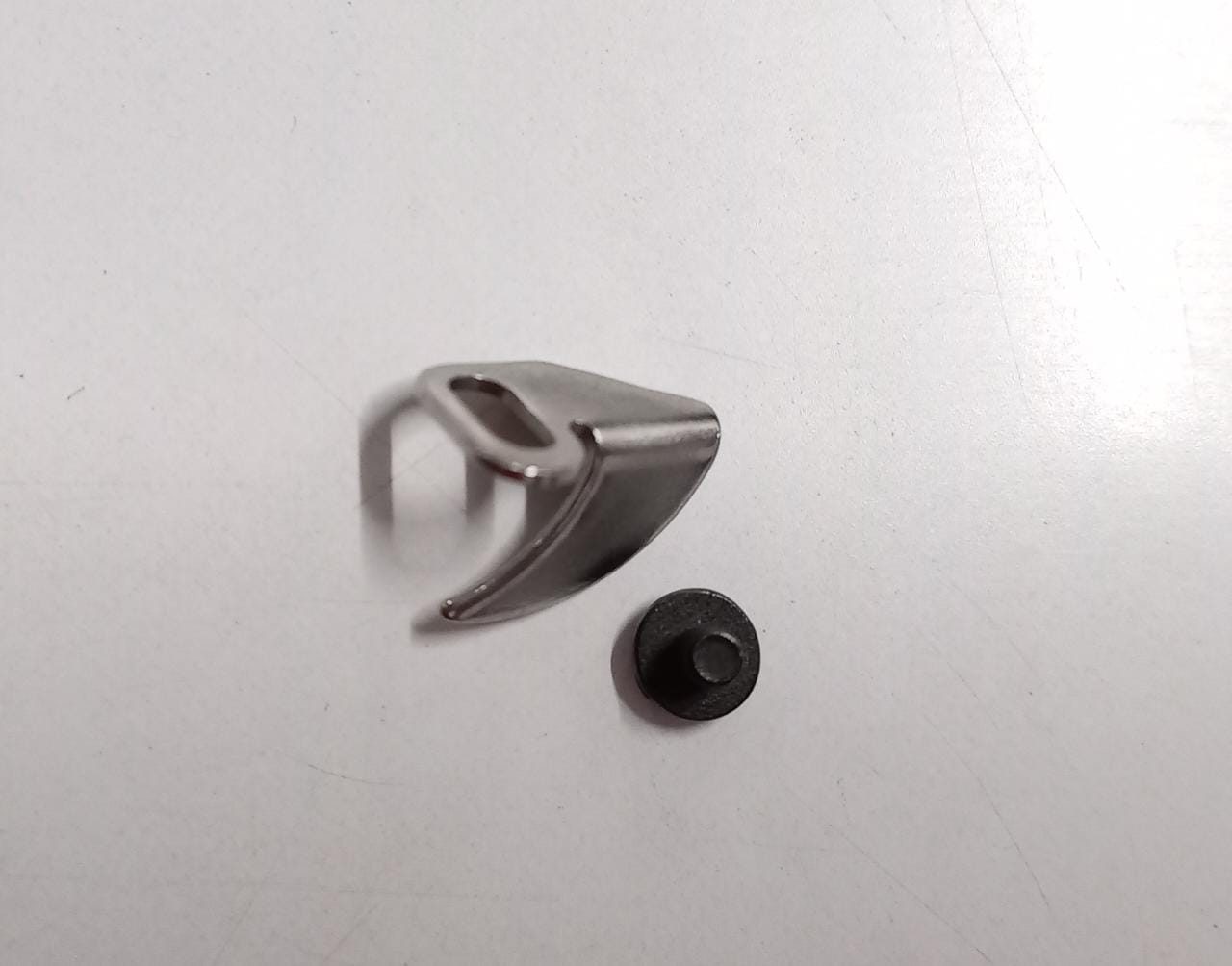 Guía central pequeña (CHOTA TOTA) con tornillo para prensatelas PEGASUS W500 (Flatlock/Interlock), pieza de repuesto para máquina de coser